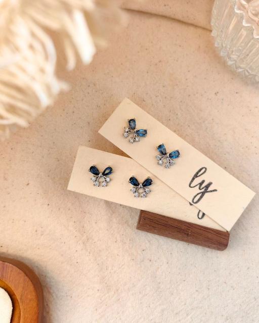 Blue Topaz Stud Earrings · 蓝色托帕石耳钉 - image 3