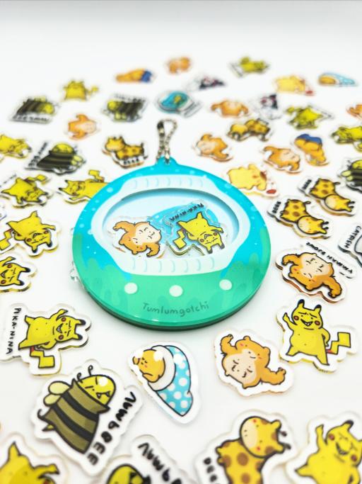 Tumlumgotchi Shaker keychain - Toilet - 2 free charms included - image 1