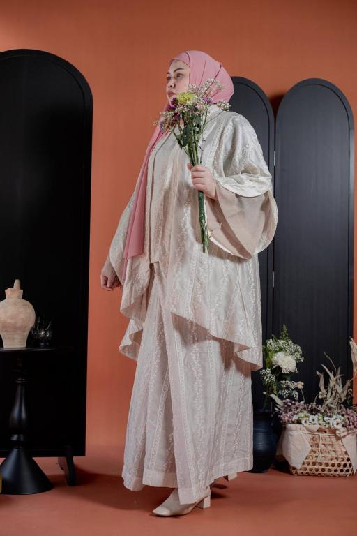 Hening Kebaya Set - image 8