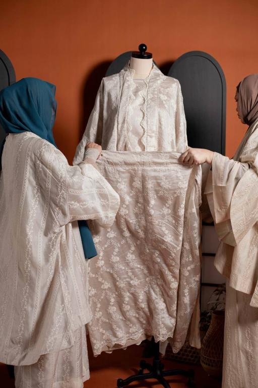 Hening Kebaya Set - image 5