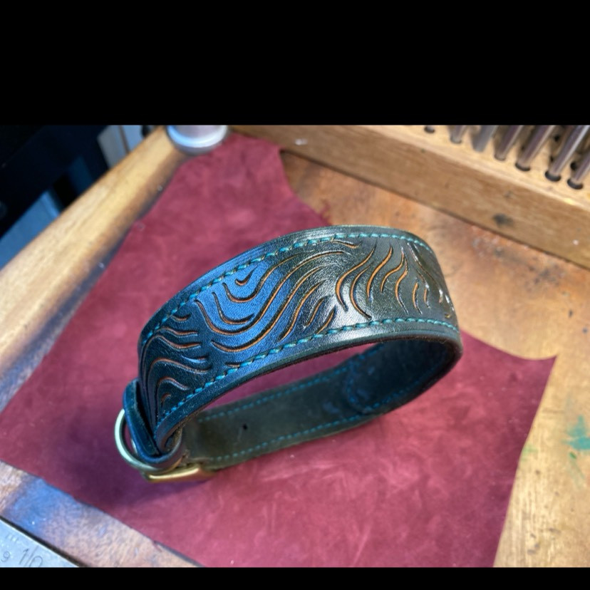 Pet collar large carved