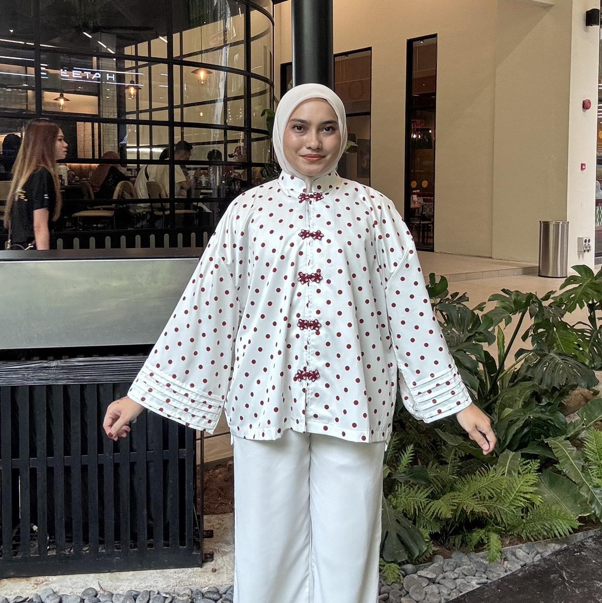 White Red (Chic Dots Boxy)