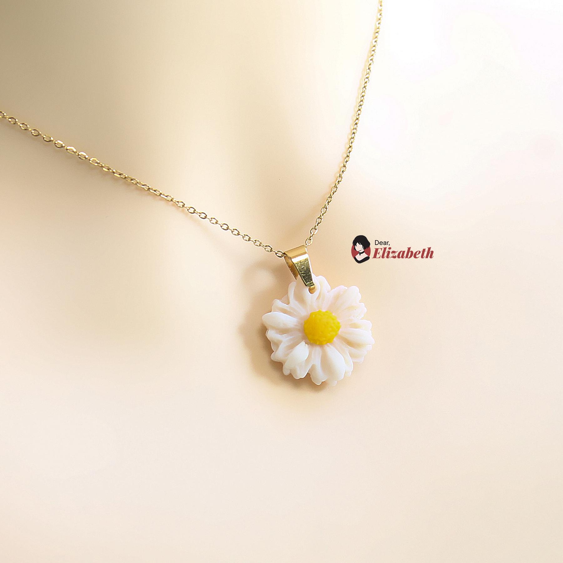 Dainty Daisy Polymerclay Pendant