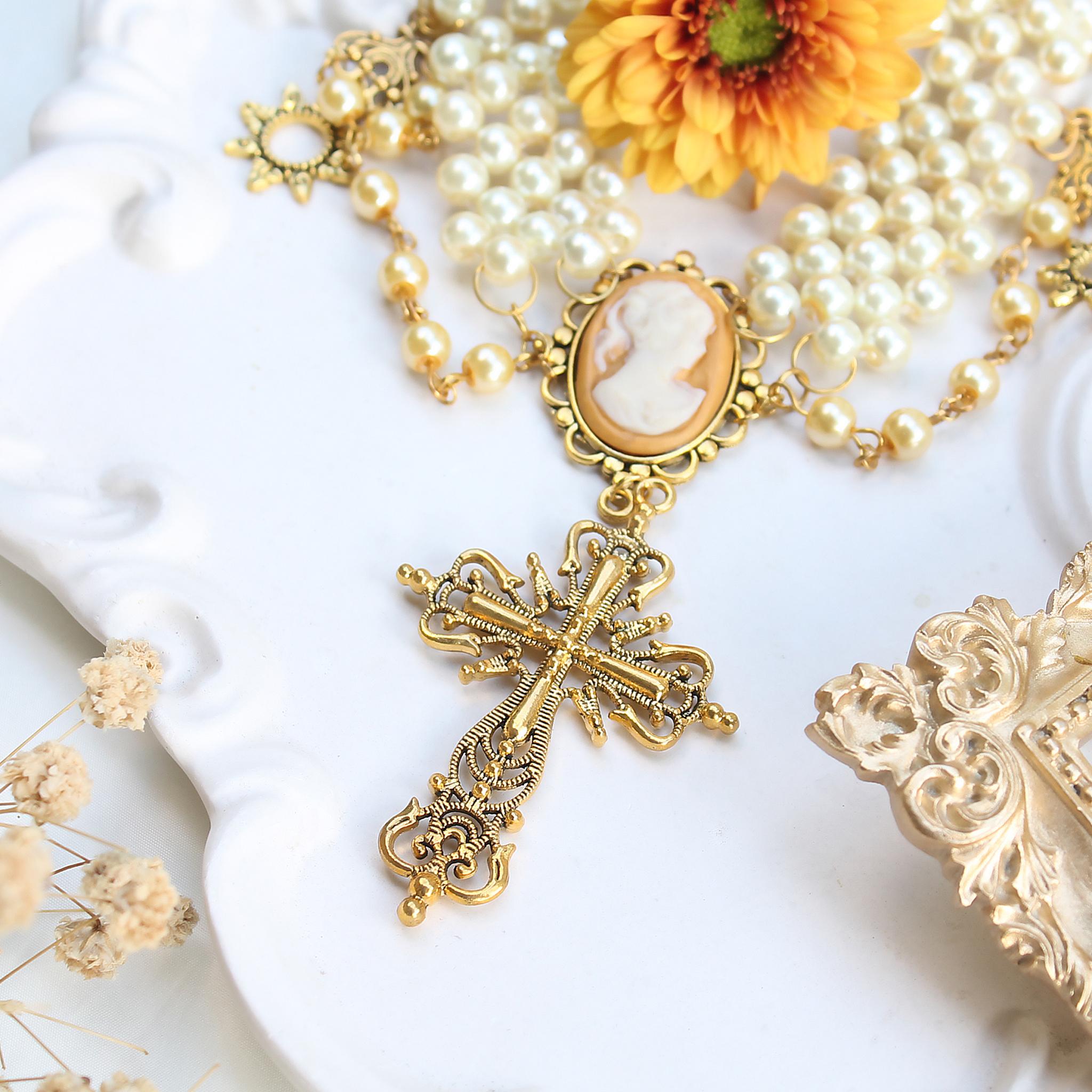 Duchess Alcesta Gothic Cross Maurica Pearl Choker