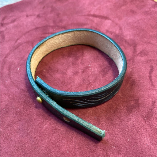 Green carved bracelet - image 6