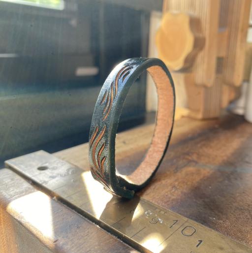 Green carved bracelet - image 3