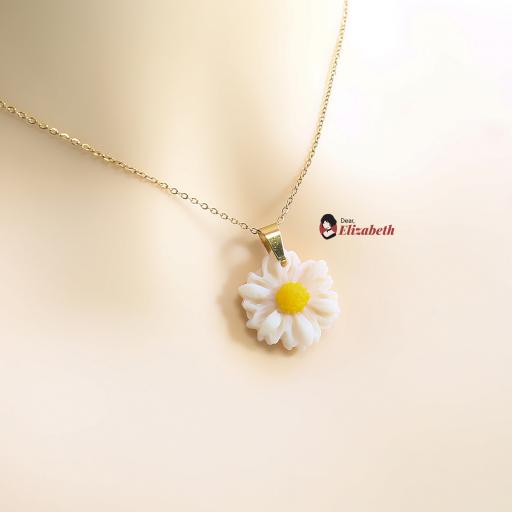 Dainty Daisy Polymerclay Pendant - image 1